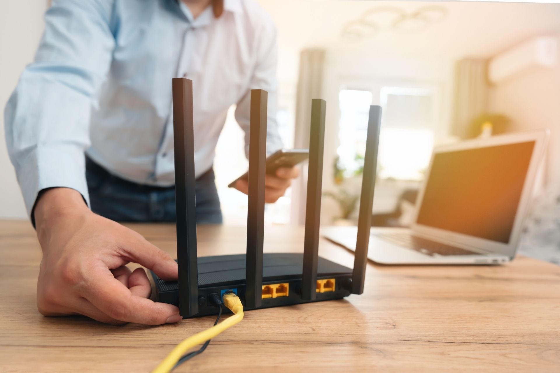 Can a RF amplifier be used for both narrowband and broadband applications?