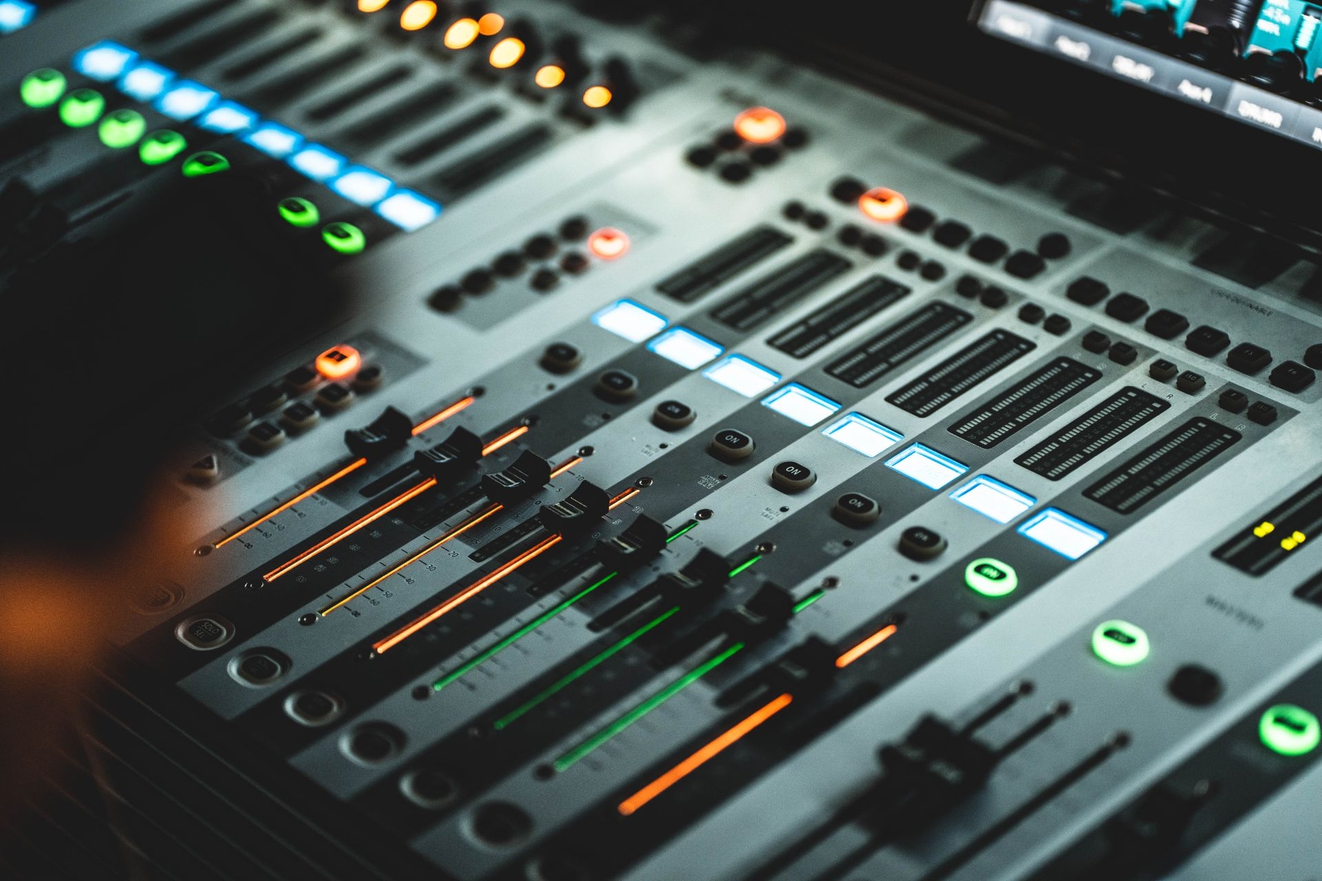 How do video splitters handle audio signals along with the video signal when splitting the output?