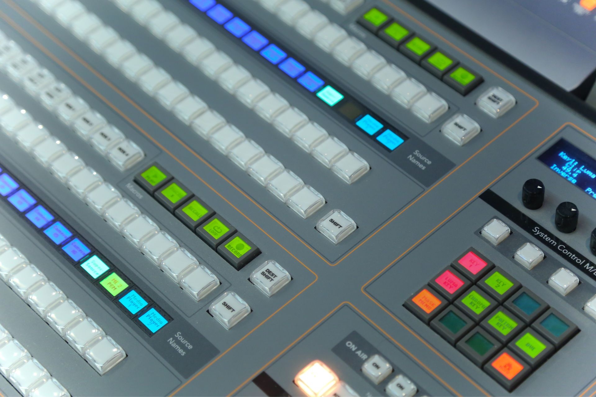 How can the digital mixer be configured to work seamlessly with other audio equipment such as amplifiers, speakers, and microphones in a live sound reinforcement setup?